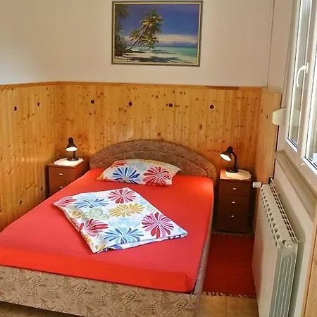 Apartmaji Nika * 伊佐拉